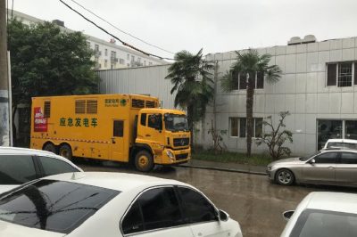 315千伏安應(yīng)急發(fā)電車為汽車4S店持續(xù)供電