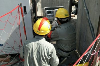 暴雨沖毀配電室，供電員工緊急恢復臨時用電