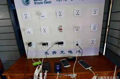 暴雨致停電，定制充電板為愛(ài)續(xù)航