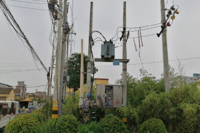 冒雨對老舊線路進(jìn)行升級改造