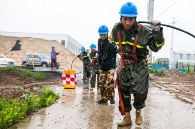 冒雨搶修遭雷擊的10千伏線路