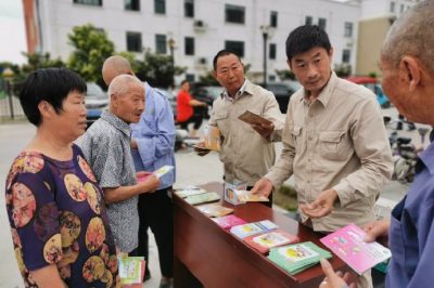 電力員工“擺攤”話安全