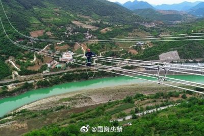 看呆了電力工人飛躍嘉陵江，高空走鋼絲