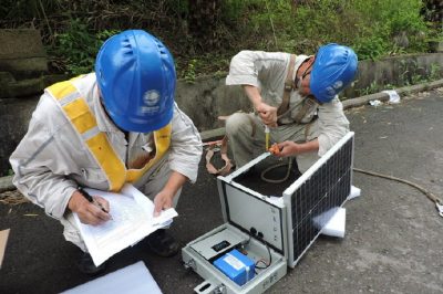 新智能設(shè)備-一臺架空暫態(tài)錄波型遠傳故障指示器