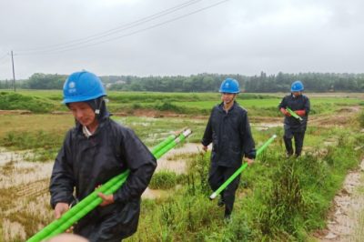 冒雨搶修 奮戰(zhàn)至凌晨兩點