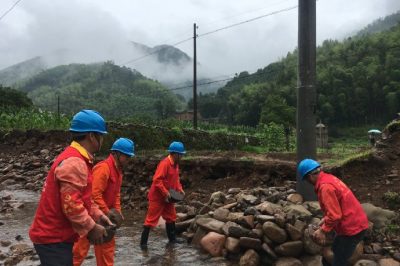 積極應對暴雨突襲 全力搶修確保供電