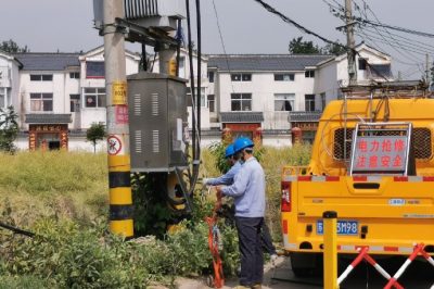 供電所運維人員對鹽閘小區(qū)12、14變壓器進(jìn)行負(fù)荷切改