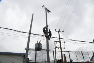 在10千伏沁水線主干線冒雨安裝某看守所新上變壓器臺架