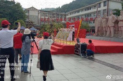 國網(wǎng)通道縣供電公司員工認真檢查會場用電設(shè)備