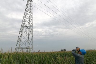 運(yùn)維檢修部輸電運(yùn)維人員對(duì)服務(wù)區(qū)供電線路設(shè)備雨后踩泥巡視