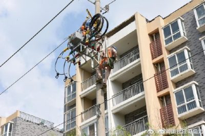 配電運(yùn)檢中心檢修人員為江蘇唐錦紡織安裝柱上開關(guān)