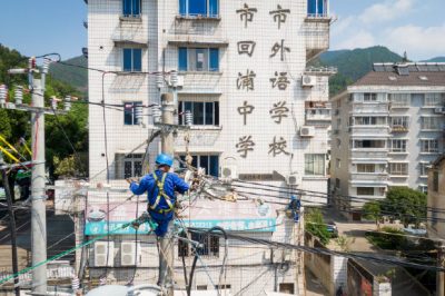 對臨海市外國語學(xué)校周邊線路進(jìn)行排查整改