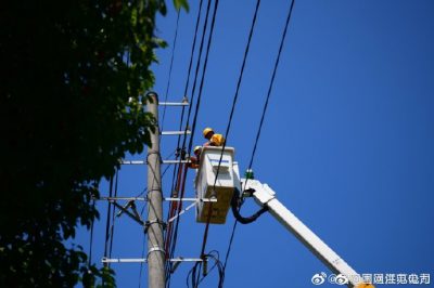 在開發(fā)區(qū)10千伏林港線開展帶電作業(yè)，為客戶帶電搭接