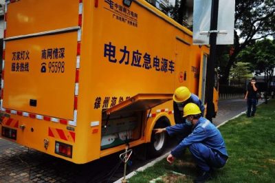 現(xiàn)場(chǎng)檢查供電設(shè)備，為供電電源接入應(yīng)急發(fā)電車