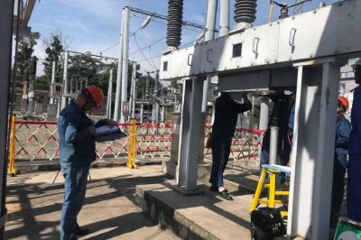 雍城變電運(yùn)維班對(duì)110千伏石頭坡變進(jìn)行石雍開關(guān)機(jī)構(gòu)更換
