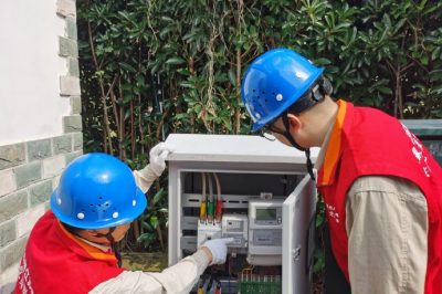 開展供電設備巡視??力?！半p節(jié)”用電安全