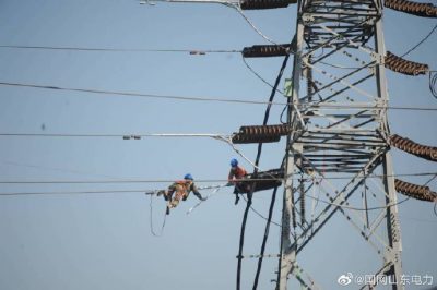 國網(wǎng)棲霞市供電公司輸電運檢班員工對110千伏豐松Ⅱ線實施檢修消缺