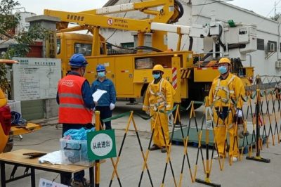 在起鳳鎮(zhèn)10千伏企業(yè)Ⅰ線支線5號桿進(jìn)行帶電拆除電纜斷引線