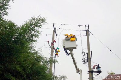在順河南線污水處理廠分支35號桿處開展帶電業(yè)擴(kuò)接火