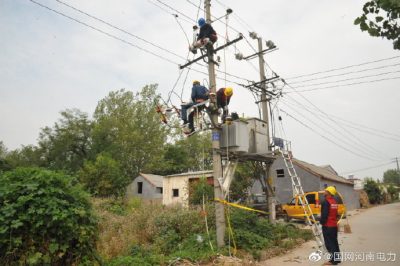 對10千伏和供5程臺(tái)線開展集中檢修，更換斷路器，安裝配變安裝