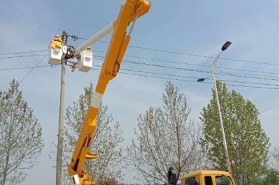 在10千伏五岔口支線2號(hào)桿，帶電更換設(shè)備線夾