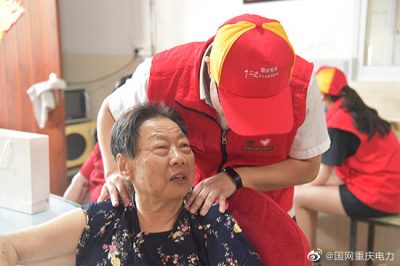 “紅馬甲”走進(jìn)敬老院，傾聽老人心聲