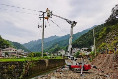 淳安首次使用履帶式絕緣斗臂車帶電作業(yè)