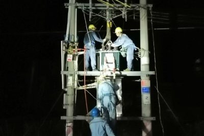 南方電網(wǎng)廣東江門臺(tái)山供電局下川供電所運(yùn)維人員開展緊急搶修