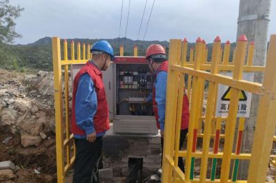 旅游景區(qū)竇王嶺對內(nèi)部設(shè)備、供電線路、配電室進行仔細檢查