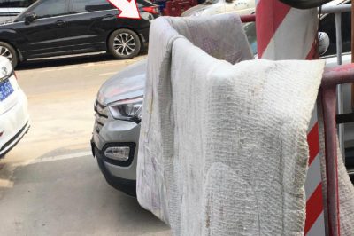 變壓器圍欄曬被？小心觸電！