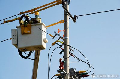 對10千伏城工Ⅱ線62號桿處開關(guān)進(jìn)行帶電接火作業(yè)