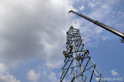 開展上林110千伏線路工程A2號、A6號、B7號鐵塔組立