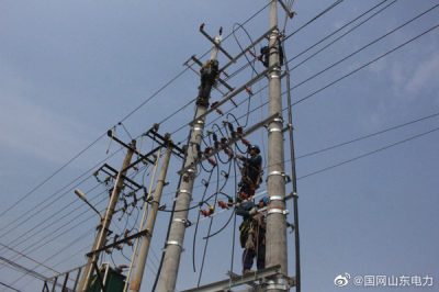 對(duì)村子電力設(shè)施進(jìn)行升級(jí)改造