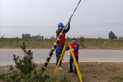 深入田間地頭為配電線路桿塔拉線安裝反光膜、拉線護(hù)套