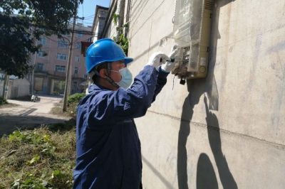 張貼安全用電宣傳展板，確保用戶用電無隱患