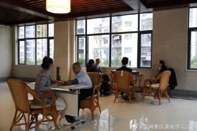 國網(wǎng)重慶綦南供電公司為公司職工開展健康咨詢活動(dòng)。 ????