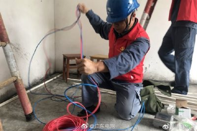 免費為貧困戶裝電表、鋪設安全的室內電線