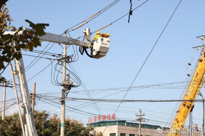 對(duì)10千伏長山線6號(hào)桿開展帶電遷移工作