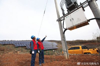 上門(mén)巡視檢查光伏發(fā)電線路、設(shè)備的運(yùn)行情況
