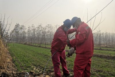 在10千伏梁梁線(xiàn)路改造現(xiàn)場(chǎng)制作電桿拉線(xiàn)