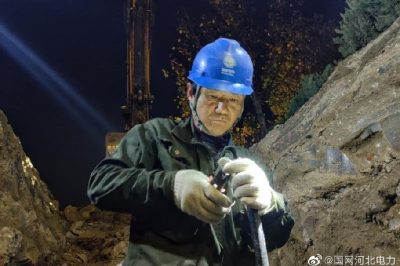 搶修受損電纜，及時(shí)恢復(fù)供電