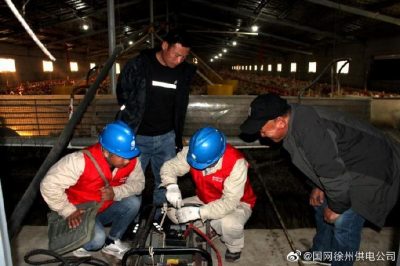 宣傳安全用電知識(shí)，現(xiàn)場(chǎng)講解漏電保護(hù)器、插座等常識(shí)