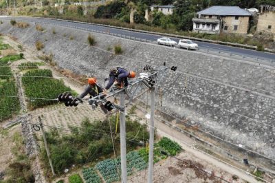 對(duì)巖泉街道薄岸村的高壓線路、設(shè)備進(jìn)行缺陷查找