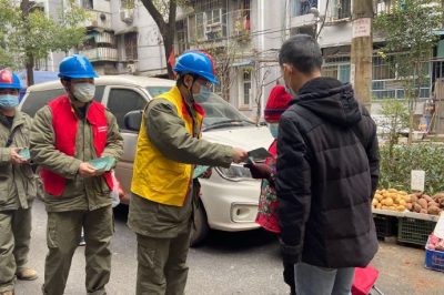 為社區(qū)孤寡老人普及用電安全知識(shí)、檢查用電安全