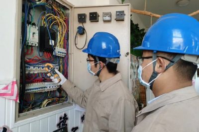 對校園內(nèi)外的電力線路、設備安全隱患進行全面排查