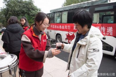 開展“不忘初心熱血通行??勇?lián)姑寪蹅鬟f”無(wú)償獻(xiàn)血活動(dòng)
