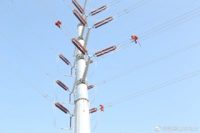 對(duì)新建線路進(jìn)行防震錘、間隔棒的安裝作業(yè)