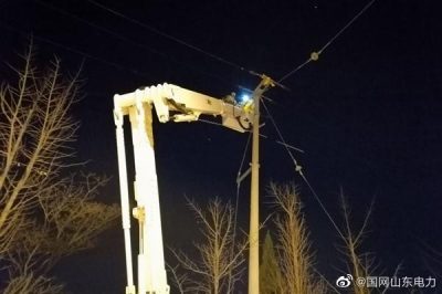 在10千伏苘東線38號(hào)桿進(jìn)行帶電接火工作