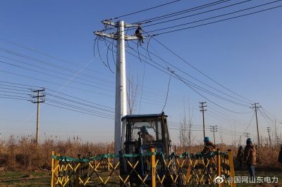 在10千伏鄭茂線07號桿進行架空線路的放緊線施工