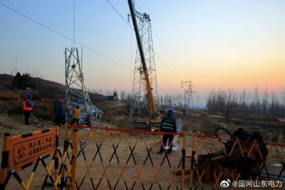國(guó)網(wǎng)寧陽(yáng)縣供電公司施工人員奮戰(zhàn)在110千伏辛安線(xiàn)建設(shè)現(xiàn)場(chǎng)